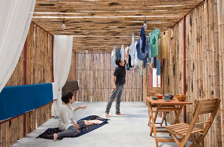 Giả định rằng nhà tắm và nhà bếp được đặt bên ngoài và chia sẻ với những gia đình khác, căn nhà có một không gian tối thiểu cho sinh hoạt, ăn uống và ngủ nghỉ.