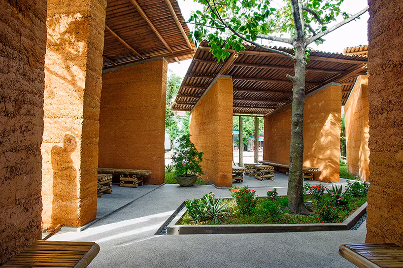 Công trình này giống như một không gian gồm gian hàng dịch vụ mở do Công ty kiến trúc Việt Nam H &amp; P (H&amp;P Architects) của hai kiến trúc sư Đoàn Thanh Hà và Trần Ngọc Phương thực hiện. BES đã được hoàn thành vào tháng 8/2013.