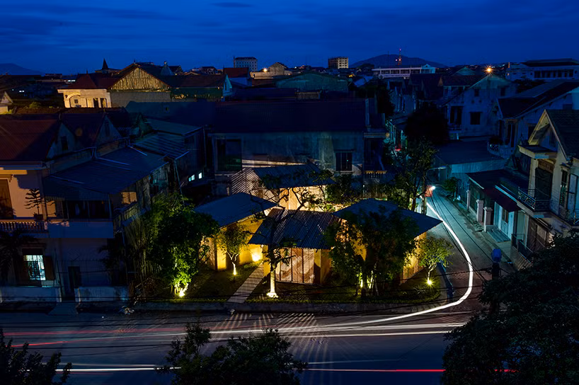 Cảnh quan xung quanh khu không gian BES chụp từ trên không khi về đêm.