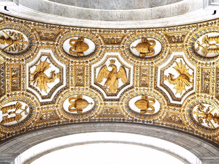 3. Italy có trữ lượng vàng chính thống là 2.451,8 tấn và tỷ lệ vàng trong dự trữ ngoại hối là 67%.