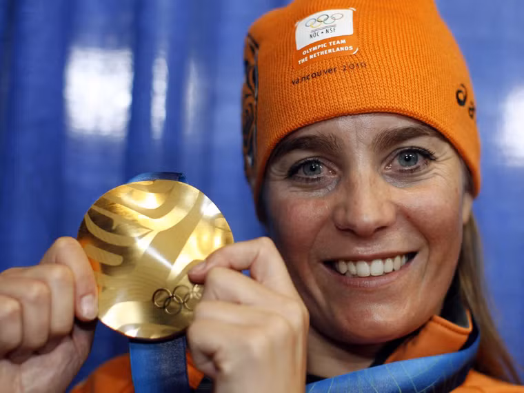 9. Hà Lan có trữ lượng vàng chính thống: 612,5 tấn, tỷ lệ vàng trong dự trữ ngoại hối: 54,3%. Một phần lớn trữ lượng vàng của Hà Lan đang được cất giữ tại Mỹ, phần nhỏ khác được để tại Canada và Anh. Theo ước tính, có khoảng 10% trữ lượng đang được giữ tại Amsterdam. Đầu năm nay, Hà Lan cho biết đang lên kế hoạch chuyển lại số vàng trên về nước.