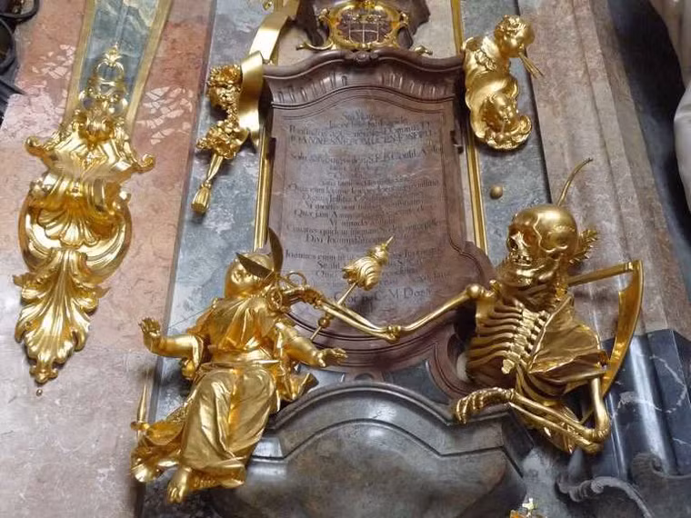 2. Đức ở vị trí thứ 2 với trữ lượng vàng chính thống: 3.384,2 tấn, tỷ lệ vàng trong dự trữ ngoại hối: 68,4%. Đức giảm trữ lượng vàng vào tháng 10 năm ngoái. Hàng năm, ngân hàng Bunesbank bán ra 6 - 7 tấn vàng cho Bộ Tài chính nước này.