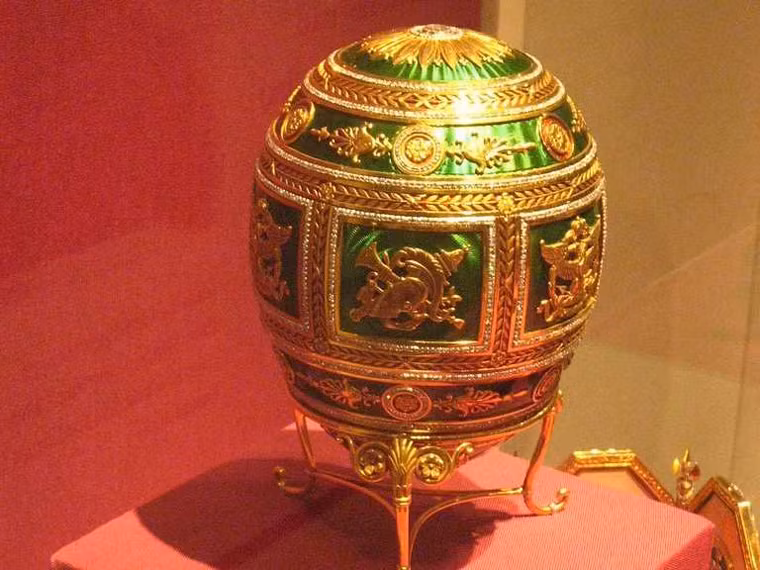 5. Nga với trữ lượng vàng chính thống: 1.094,7 tấn và tỷ lệ vàng trong dự trữ ngoại hối: 9,7%. Nga tăng trữ lượng vàng vào tháng 2/2014, vượt qua cả Thụy Sỹ và Trung Quốc. Trong tháng 8, Ngân hàng Trung ương Nga còn quyết định tiếp tục mua thêm vàng, nhằm tránh thói quen chỉ dùng đồng USD và euro, sau khi hứng nhiều đòn trừng phạt kinh tế từ phương Tây. Trữ lượng vàng trong Ngân hàng Trung ương Nga đã vượt mốc 1.000 tấn lần đầu tiên vào quý III/2013.