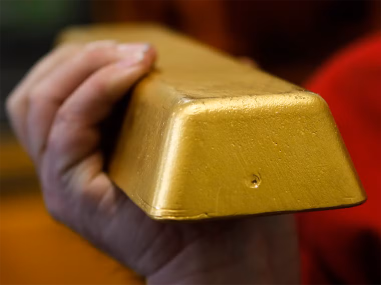 1. Mỹ đứng ở vị trí đầu bảng với trữ lượng vàng chính thống là 8.133,5 tấn, tỷ lệ vàng trong dự trữ ngoại hối: 71,9%. Mỹ đã có dự trữ vàng nhiều nhất thế giới với trữ lượng lên tới 20.663 tấn ngay từ năm 1952. Trữ lượng vàng ở nước này lần đầu tiên trượt xuống dưới mốc 10.000 tấn trong năm 1968.