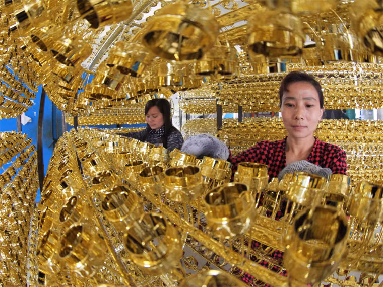 6. Trung Quốc đứng ở vị trí thứ 6 với trữ lượng vàng chính thống: 1.054,1 tấn và tỷ lệ vàng trong dự trữ ngoại hối: 1,1%. Trung Quốc từng vượt mặt Ấn Độ trở thành thị trường tiêu thụ vàng lớn nhất vào năm 2013. Tuy nhiên, vàng vẫn giữ tỷ lệ khá thấp trong kho dự trữ ngoại hối của nước này, ở mức 1,1%, so với mức trung bình 10% của toàn thế giới.