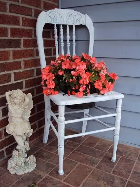 Những chiếc ghế cũ kỹ, thay vì cất trong nhà kho, bạn có thể biến thành nơi thích hợp cho những khóm hoa nở rộ trên lối đi vào nhà.