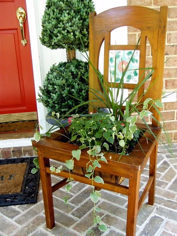 Bạn có thể đặt những bồn hoa bằng ghế cũ này ở ban công hoặc ngoài sân, vườn.