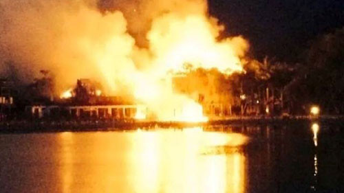 Đám cháy tại khách sạn Mai Châu Lodge. Ảnh: Lao động.