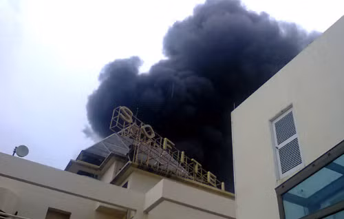 Khách sạn 5 sao bốc cháy mù mịt. Ảnh Tuổi trẻ.
