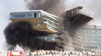 Hiện trường vụ hỏa hoạn tại công trường khách sạn Mariot vào ngày 2/8/2012.