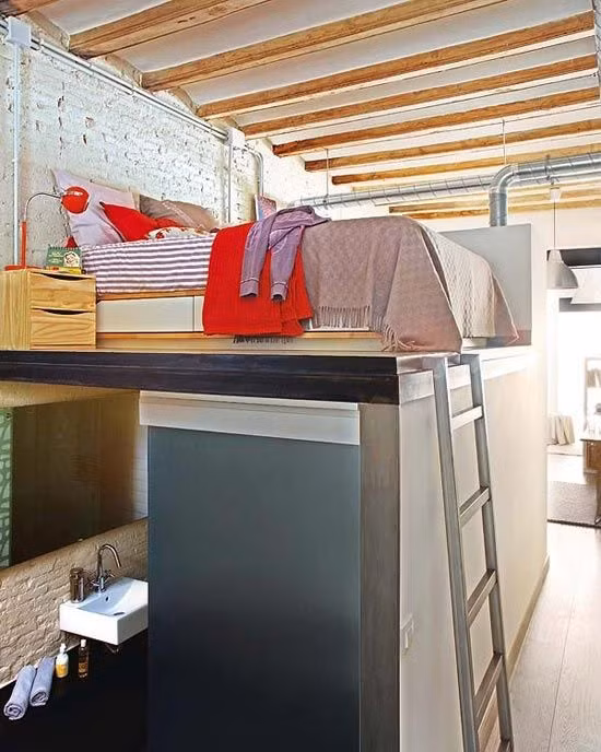 Giường ngủ phía trên nhà vệ sinh. Khi nhà bạn không có nhiều không gian, bạn thực sự phải sáng tạo. Nếu ngôi nhà có trần cao, bạn có thể đặt giường ở trên một căn phòng khác chẳng hạn như nhà vệ sinh.