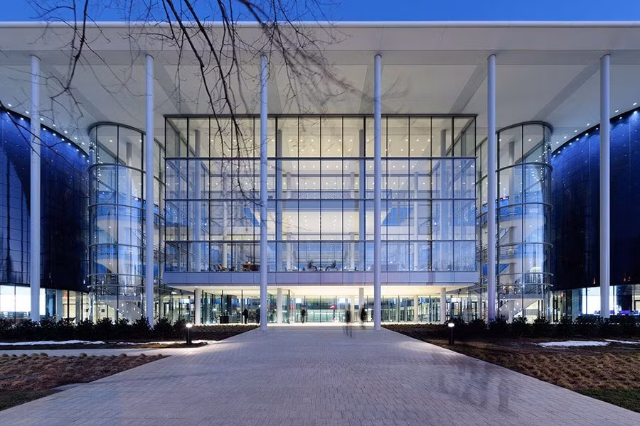 1. Kiến trúc độc đáo của trường ĐH do Văn phòng kiến trúc Anh Foster & Partners thiết kế: Công trình này được đánh giá là một không gian tuyệt vời cho toàn bộ sinh viên và giáo viên của trường ĐH Yale học tập và công tác. Với các tấm cửa kính trong suốt, hành lang và không gian bên trong tòa nhà luôn tràn ngập ánh sáng. Ngoài ra, hai bên tòa nhà có phủ tấm phát quang màu xanh, mang đến cảm giác thoáng mát, dịu nhẹ.