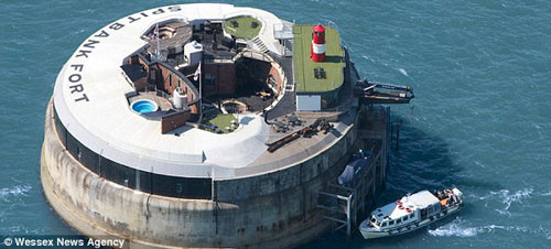 Giờ đây, pháo đài này đã được doanh nhân Mike Clare cho tu sửa lại thành một khách sạn hạng sang và sẽ đi vào hoạt động kinh doanh từ tháng 10 tới. Giờ đây, pháo đài này đã được doanh nhân Mike Clare cho tu sửa lại thành một khách sạn hạng sang và sẽ đi vào hoạt động kinh doanh từ tháng 10 tới.