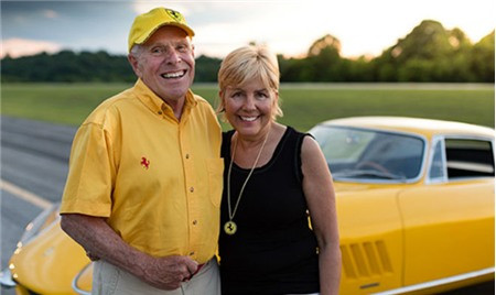 Khi chia sẻ về sở thích sưu tập Ferrari màu vàng, Ông Phil Bachman cho biết: "Màu vàng là màu yêu thích của tôi. Vào năm 1983, tôi thấy hai chiếc 308S màu vàng và đỏ đậu cạnh nhau và chiếc màu vàng nổi bật hơn. Kể từ đó, màu vàng vẫn luôn là sự lựa chọn của tôi khi mua một chiếc Ferrari". Ảnh: Ông Phil và vợ.