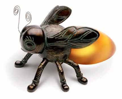 Đèn đom đóm. Trẻ nhỏ thường bị thu hút bởi tất cả mọi thứ nhấp này hoặc một chiếc đèn đầy màu sắc, lấp lánh. Chiếc đèn đom đóm không chỉ là một thiết kế đẹp cho trẻ nhỏ mà nó còn là một đồ vật lôi cuốn cả người lớn.