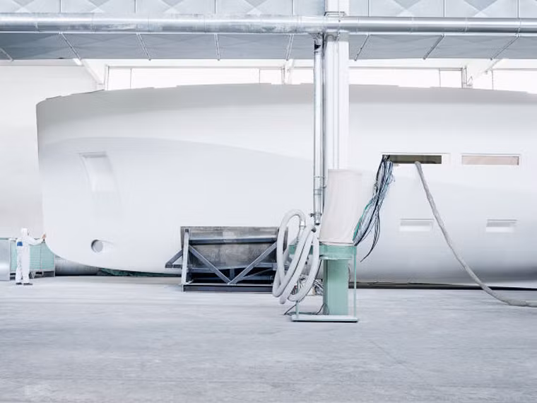 Với cơ hội hiếm có, nhiếp ảnh gia Redgrove đã cung cấp một cái nhìn toàn cảnh về quá trình sản xuất siêu du thuyền Wally 118 bên trong phân xưởng của hãng Wally.