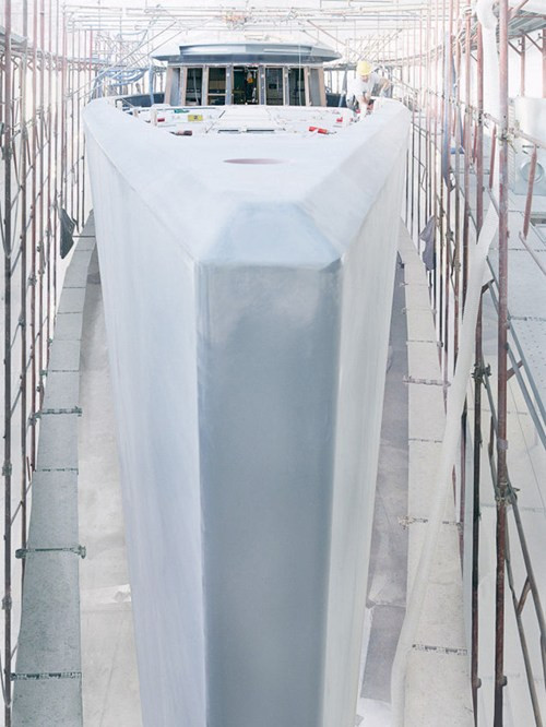 Xưởng sản xuất du thuyền của Wally rất rộng lớn và mọi thứ đều sạch sẽ, có màu trắng tinh khôi giống như phòng vô trùng để phẫu thuật.