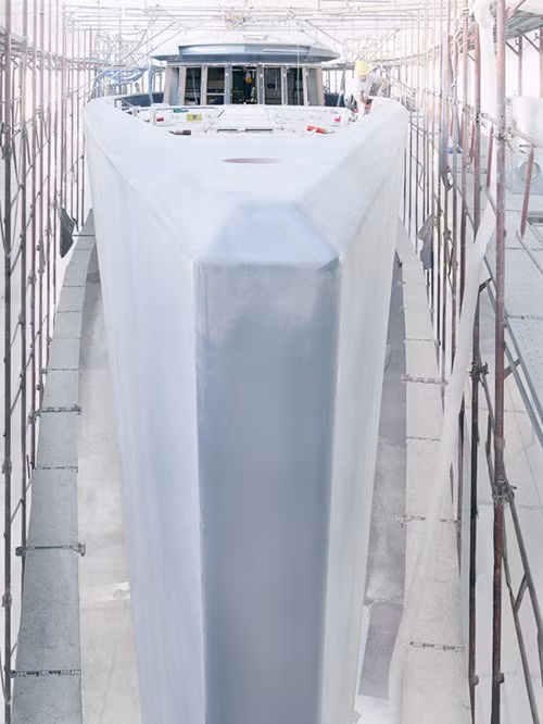 Xưởng sản xuất du thuyền của Wally rất rộng lớn và mọi thứ đều sạch sẽ, có màu trắng tinh khôi giống như phòng vô trùng để phẫu thuật.