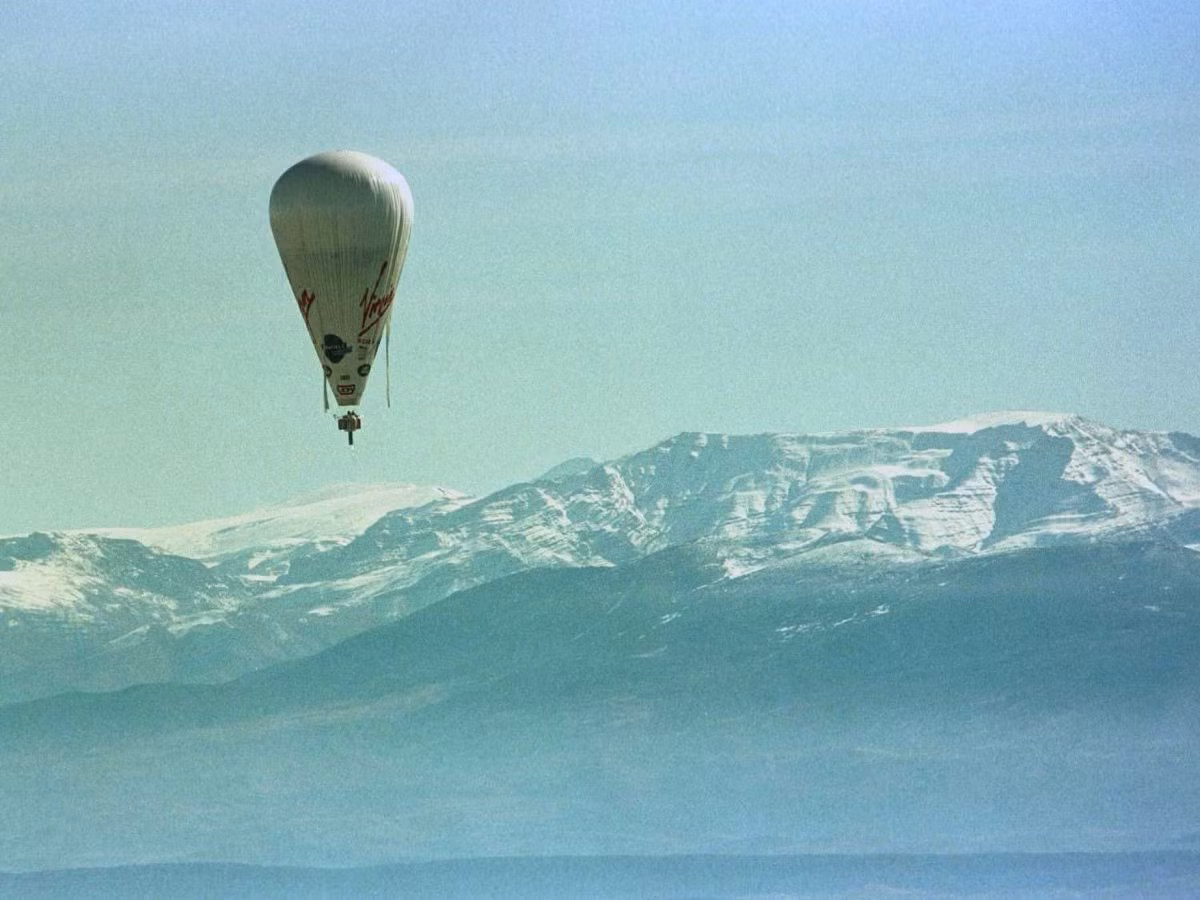 Branson khá ham mê với các thú tiêu khiển trên bầu trời. Năm 1987, ông trở thành người đầu tiên trên thế giới vượt Đại Tây Dương trên chiếc khinh khí cầu Virgin Atlantic Flyer. Năm 1991, ông trở thành người đầu tiên vượt qua Thái Bình Dương bằng khinh khí cầu.