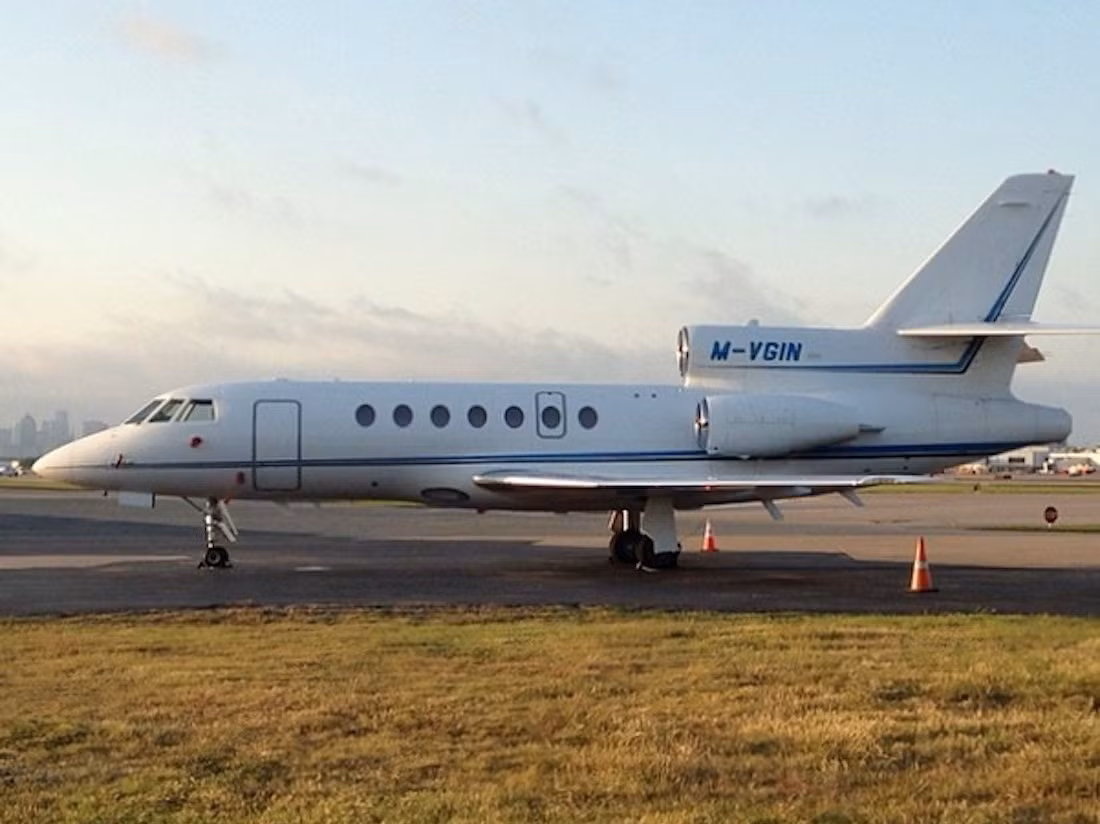 Ông Branson sở hữu một chiếc phi cơ riêng là Falcon 50EX. Gần đây, ông đã bán chiếc máy bay Falcon 900EX với lý do là vì nó quá lớn đối với cuộc sống trên đảo Necker.