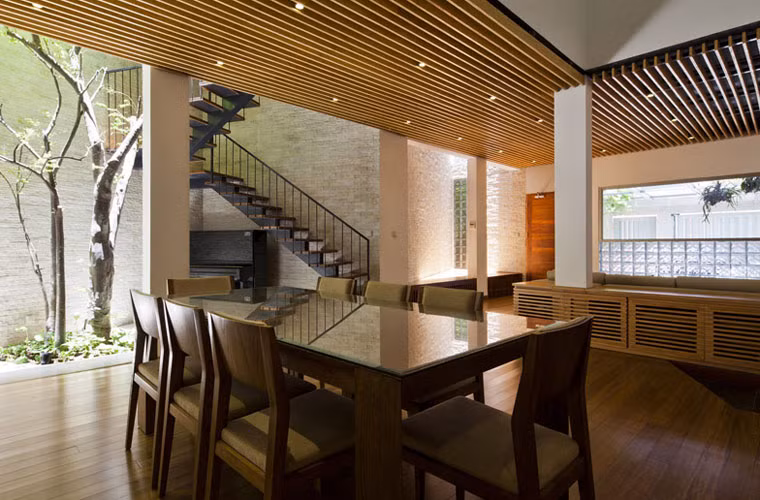 Dù giàn cây xanh bao phủ cả ban công và cửa sổ phía sau nhưng các phòng trong căn nhà vẫn đón nhận được ánh sáng trong lành qua các tán lá xanh mát.