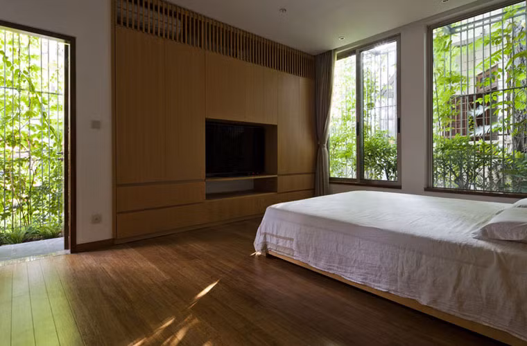 Tầng trệt đã được nâng lên để lắp đặt hệ thống thông gió bên dưới, giúp ngăn chặn sự ẩm ướt và ngưng tụ nước, một vấn đề thường xảy ra trong các ngôi nhà ở Hà Nội vào thời điểm chuyển mùa.