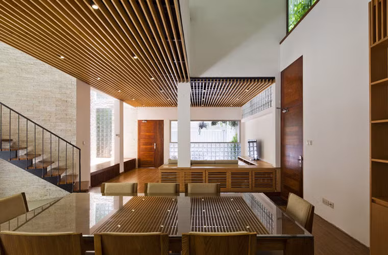 "Ban công sẽ được chuyển thành không gian trồng cây xanh, giữ sự riêng tư và an ninh cho người chủ nhà”, kiến trúc sư Võ Trọng Nghĩa giải thích. "Từ bên trong, mỗi phòng có thể ngắm nhìn màu xanh lá cây và nhận được không khí trong lành qua đó".