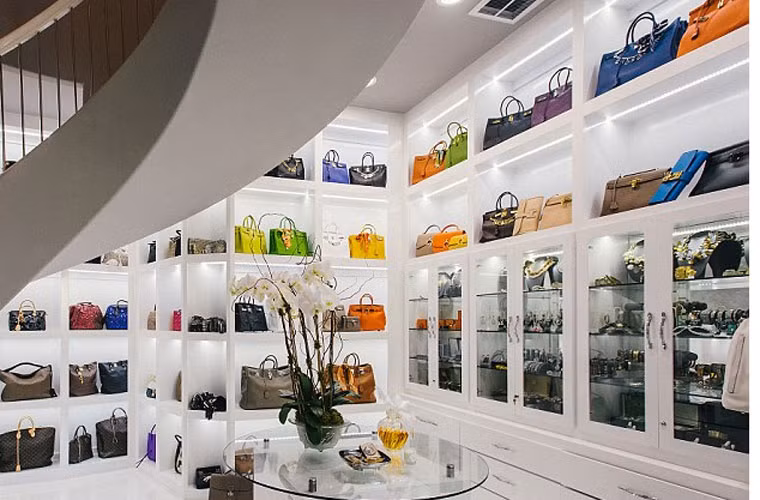 "Chúng lấy đi tất cả mọi thứ từ đồ trang sức, đồng hồ của tôi lẫn chồng tôi và cả những chiếc túi xách trong bộ sưu tập Birkin của tôi. Tổng giá trị của chúng phải đến 1 tỷ USD. Tôi cảm thấy đau đớn như thể mình bị cưỡng hiếp khi phát hiện số tài sản quý giá của mình bị trộm mất", Roemer buồn bã tâm sự. Ảnh căn hộ trưng đầy hàng hiệu của cô trước khi bị trộm đột nhập.