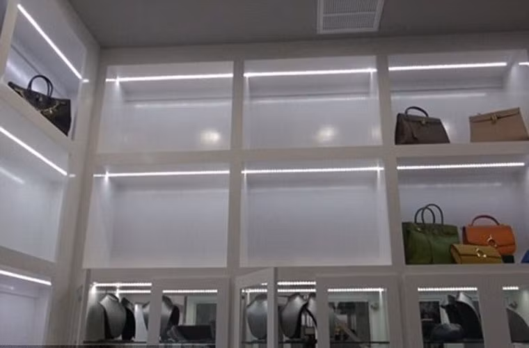 Theo người đẹp Roemer, kẻ trộm đã lợi dụng khoảng thời gian 90 phút khi 2 vợ chồng cô đang đi ăn tối tại một câu lạc bộ đêm, đập vỡ cửa kính nhà tắm để đột nhập vào bên trong rồi lấy đi những món đồ giá trị. Ảnh căn hộ xa hoa bị khoắng sạch đồ hiệu.