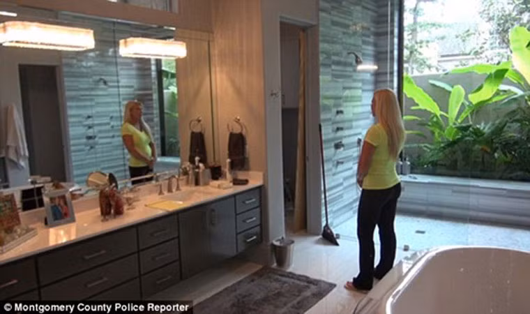 "Tôi đã lắp 16 chiếc camera trong nhà nhưng lại không bật hệ thống an ninh vì chủ quan nghĩ rằng 2 vợ chồng chỉ đi ăn tối ở gần đây. Tên trộm đã không để lại bất kỳ dấu chân nào", Roemer khai báo với cảnh sát. Ngoài ra, cựu hoa hậu này cũng đưa ra nghi vấn về một người đàn ông trông giống như người Tây Ban Nha đã lảng vảng ngoài cổng trước đó.