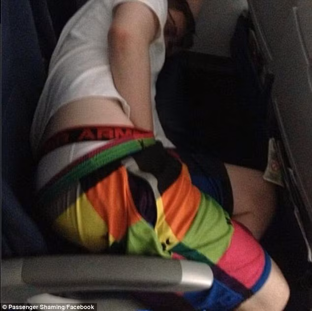 Người đàn ông này đã chìm vào giấc ngủ với tư thế và hành động quái dị.