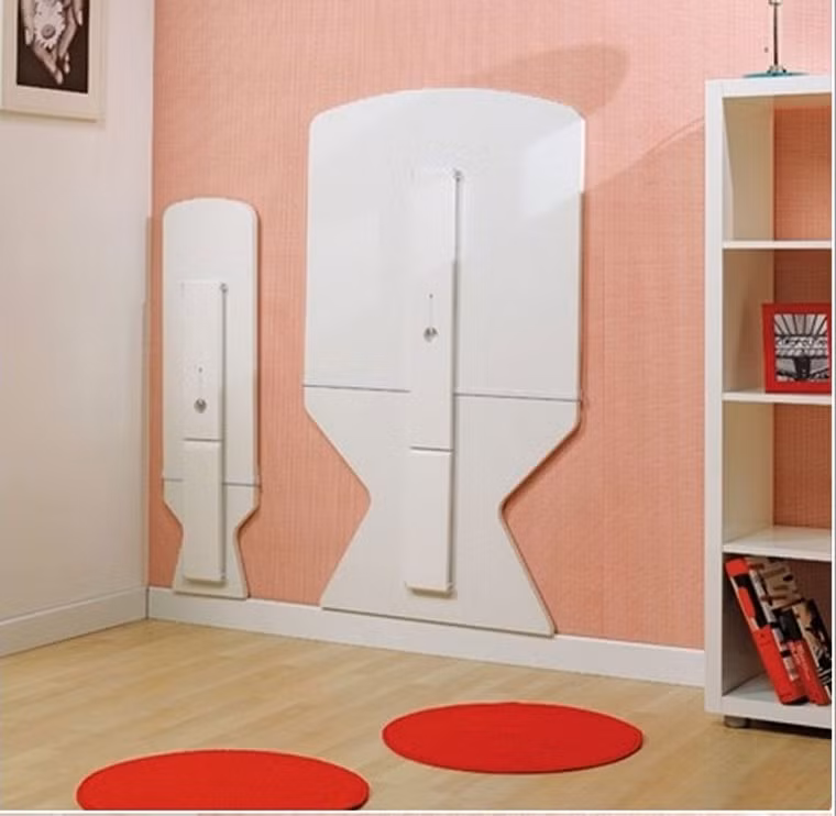 Chiếc bàn gấp gọn trên tường khi cần thiết.