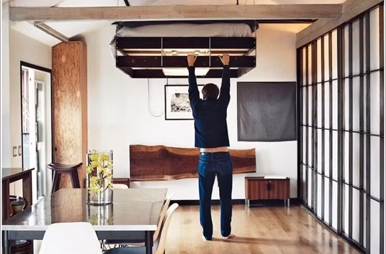 Khi gấp chiếc giường lên, bạn đã có một không gian sinh hoạt rộng rãi cho các hoạt động khác của gia đình.