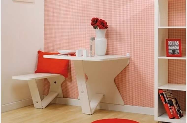 Chiếc bàn gấp này là món đồ nội thất rất tiện lợi cho nhà hẹp.