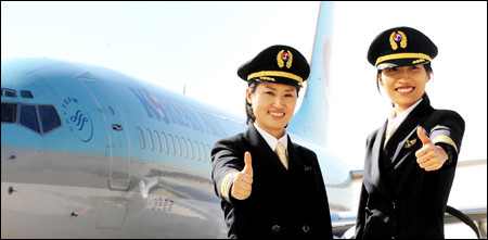 Hong Soo-in (phải) và Shin Soo-jin là các nữ phi công người Hàn Quốc xinh đẹp. Họ là những nữ phi công hàng không dân dụng đầu tiên của nước này.