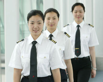 Wang Zheng, Lu Yahong và Huang He (từ trái qua phải) là những nữ phi công hàng không dân dụng đầu tiên của Trung Quốc. Họ bắt đầu chuyến bay đầu tiên từ tháng 5/2006.
