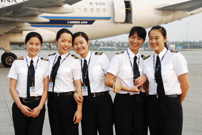 Năm phi công nữ của Trung Quốc chụp ảnh tại một sân bay ở Quảng Châu, tỉnh Quảng Đông, phía nam của Trung Quốc, ngày 13/11/2007.