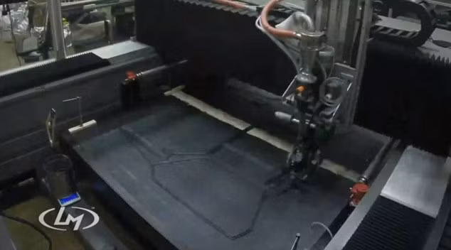 Để chế tạo chiếc xe, người ta sử dụng một đầu in phun có đường kính lớn in các bộ phận của xe với tốc độ cao và sau đó sửa lại các bề mặt một cách chính xác hơn.