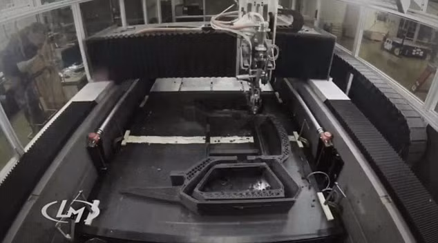 Khung gầm và thân xe được in bằng một máy in 3D khổng lồ. Tuy nhiên, phần lốp xe, ghế, bánh xe, pin, hệ thống dây điện, hệ thống treo, động cơ điện và cửa sổ lá chắn được thực hiện bằng phương pháp thông thường.