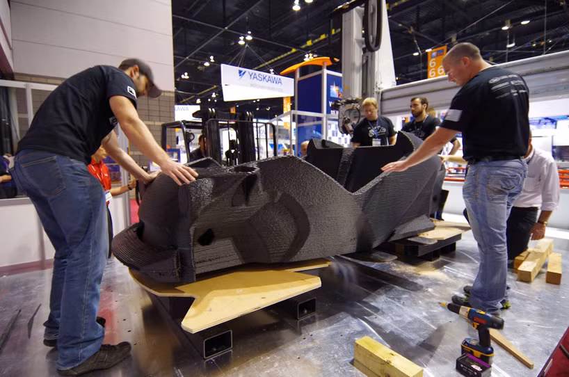 Chiếc xe này được lắp ráp từ 40 phần, tiết kiệm chi phí hơn so với việc lắp ráp 20.000 bộ phận của các loại xe bình thường.