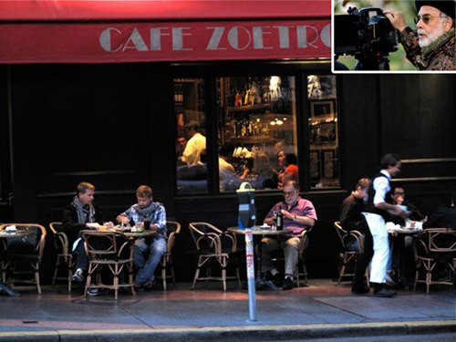 Cửa hàng Cafe Zoetrope (San Francisco, California) của biên kịch, đạo diễn kiêm nhà sản xuất phim Francis Ford Coppola. Với phong cách Italy, nhà hàng có không gian ấm cúng. Nơi đây cũng trưng bày các đồ vật gắn liền với sự thành công của nhà sản xuất phim nổi tiếng này. Thực khách khi đặt chân đến đây đều muốn thưởng thức pizza thịt viên và salad Caesar.