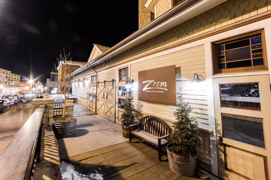 Nhà hàng Zoom (Park City, Utah) do diễn viên, đạo diễn, nhà sản xuất Robert Redford làm chủ. Ngoài khuôn viên thơ mộng, nhà hàng còn được thực khách yêu thích với các món ăn độc đáo chế biến từ cua, cá hồi.