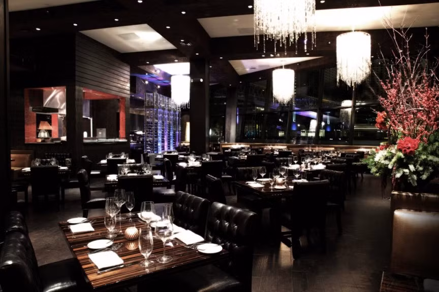 Chuỗi nhà hàng Beso của Eva Longoria ở Hollywood và Las Vegas luôn được khen ngợi bởi thực đơn tinh tế, vệ sinh sạch sẽ, khung cảnh lãng mạn. Hai nhà hàng được khai trương từ năm 2008 nhưng Eva đã đóng cửa một nhà hàng ở Las Vegas.