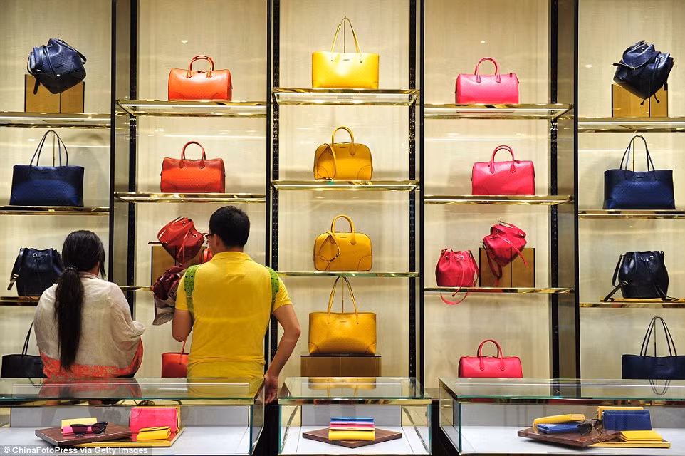 Một cửa hàng túi xách bắt mắt lôi cuốn nhiều quý cô, quý bà.