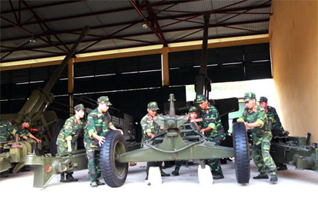 Cuộc diễn tập nhằm đánh giá khả năng sẵn sàng động viên, nâng cao chất lượng đơn vị dự bị động viên, kiện toàn tổ chức biên chế thời chiến. Trong thời gian 2 ngày (24 và 25/9), Lữ đoàn 675 thực hiện chuyển trạng thái sẵn sàng chiến đấu từ thường xuyên lên lên cao, hành quân ra khu vực tập trung sơ tán. Các phương tiện vũ khí được mở niêm, đưa vào trạng thái sẵn sàng chiến đấu. Trong ảnh, thực hành mở niêm cất lựu pháo dã chiến tầm xa 130mm.