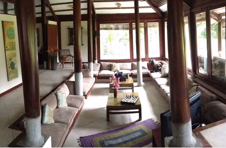 Bà Joelle Daumas Snowball và chồng, ông Kevin Snowball, xây ngôi nhà này ở một vùng nông thôn gần TP HCM vào năm 2009. Vợ chồng này đã bỏ ra một năm để xem xét mặt bằng trước khi bắt đầu quá trình thi công kéo dài 8 tháng. "Chúng tôi xây dựng mọi thứ từ đống hỗn tạp. Mục đích của chúng tôi là tạo ra một tổ ấm có sự kết hợp của kiểu nhà truyền thống Việt Nam cùng phong cách hiện đại", bà Snowball chia sẻ. Snowball là một nhà tư vấn luật, lớn lên ở Singapore còn chồng bà là người Anh, làm trong ngành tài chính. Họ đã sống ở Việt Nam được 10 năm.