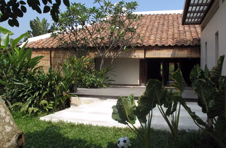 Ngôi nhà này đã được rao bán trên thị trường cách đây một năm với giá 30 tỷ đồng (tương đương 1,4 triệu USD). Giá bán bao gồm cả các đồ nội thất trong nhà, trừ các tác phẩm nghệ thuật.