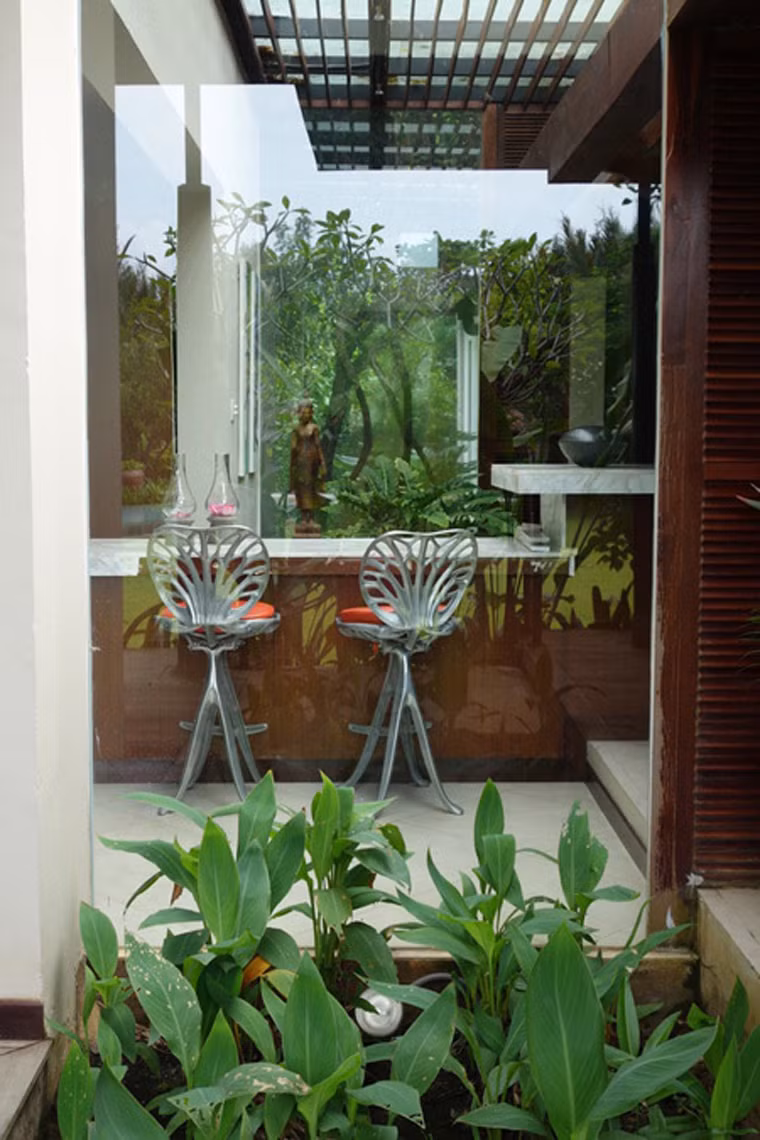 Những ô kính được sử dụng để kết nối các không gian hiện đại và truyền thống. "Ngôi nhà này rất đặc biệt ở Việt Nam bởi nó là sự kết hợp giữa yếu tố xưa và nay", bà Snowball nói.