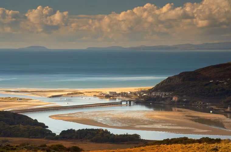 Barmouth, xứ Wales. Nằm trong công viên quốc gia Snowdonia, khu nghỉ dưỡng Barmouth có giá phòng không hề rẻ, lên tới 86 bảng cho mỗi đêm.
