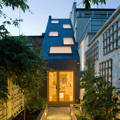 4. Ngôi nhà siêu mỏng với cửa kính ở trần nhà ở Anh: Kiến trúc nhà vát ở phía nam London là thiết kế của hãng kiến trúc Alma-Nac. Ngôi nhà siêu mỏng này có chiều sâu lớn nhưng độ rộng trung bình chỉ 2,4 m. Nó được bớt lại khoảng trống ở hai đầu miếng đất làm sân vườn. Mái nhà được thiết kế tăng độ dốc đồng thời lắp kính ở trần nhà để tăng diện tích đón nhận ánh sáng, giúp cho ngôi nhà chật hẹp trở nên thoáng đãng hơn. Nội thất ngôi nhà cũng được đặt đóng riêng để tận dụng được tối đa không gian.